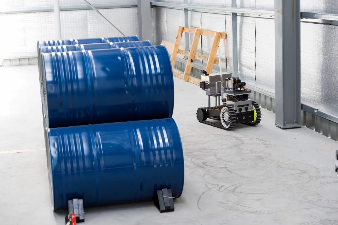 Kettenplattform vor nachgebildeten Lagerbeh&auml;ltern im Testaufbau der IAEA Robotics Challenge
